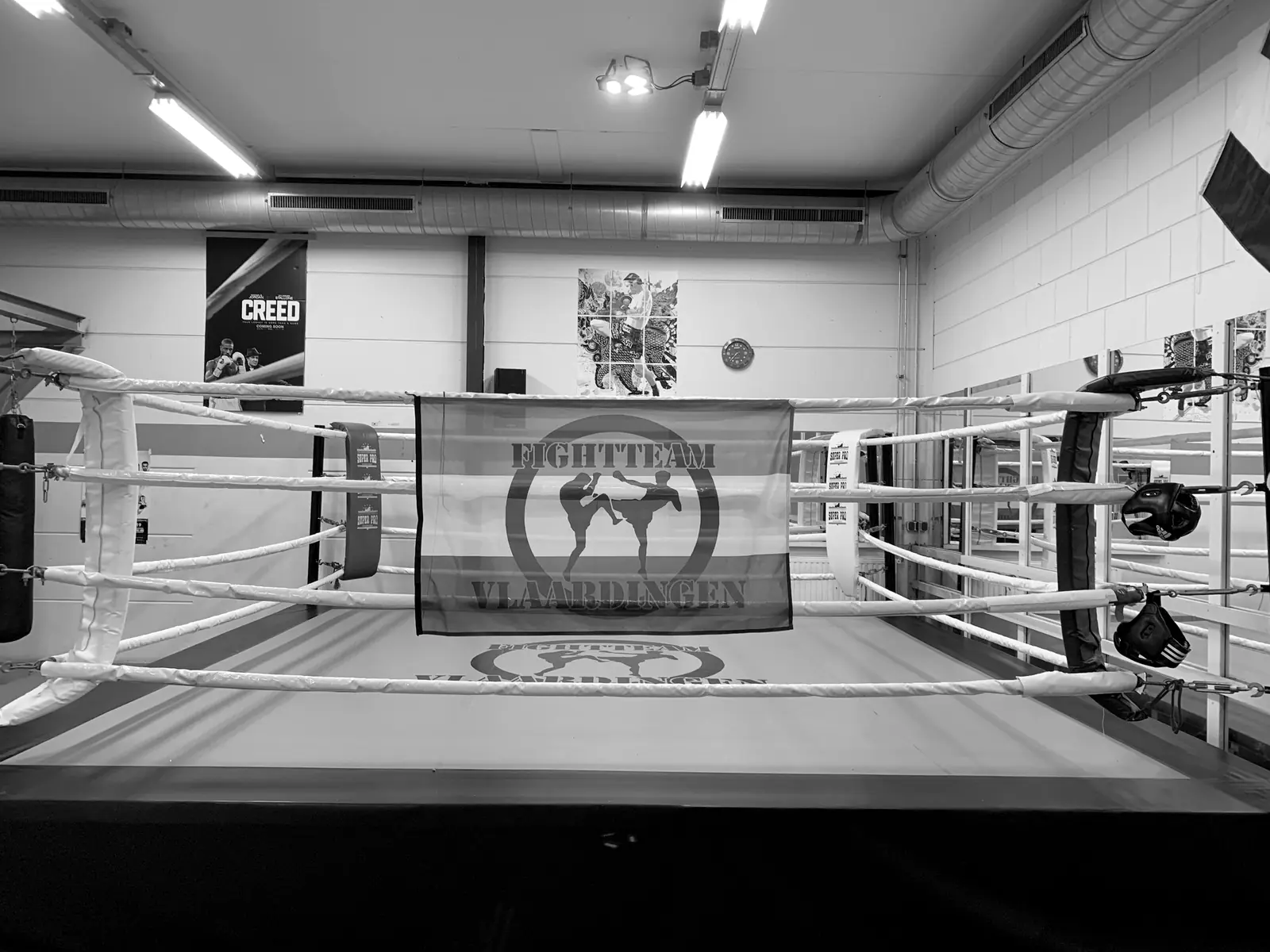 De ring en de mattenvloer in de gym van Fightteam Vlaardingen
