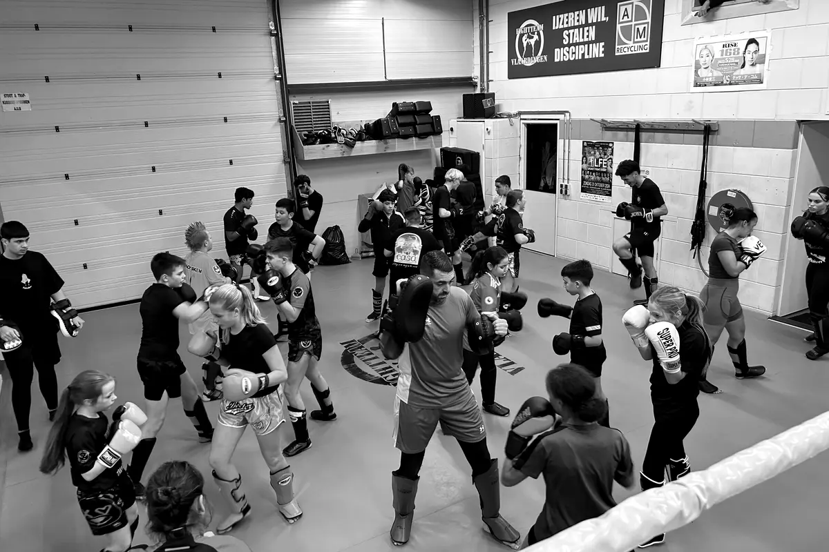 Een volle jeugdles in de zaal van Fightteam Vlaardingen