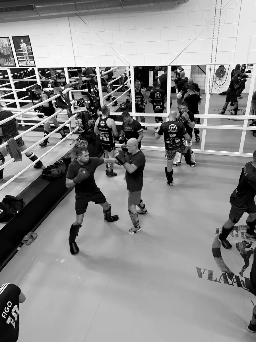 Een groep volwassenen traint bij de ring