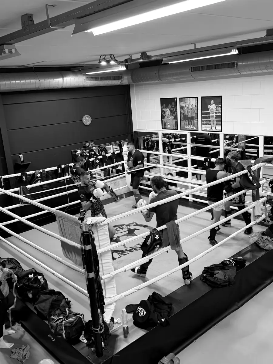 Training in en rond de ring in de zaal van Fightteam Vlaardingen