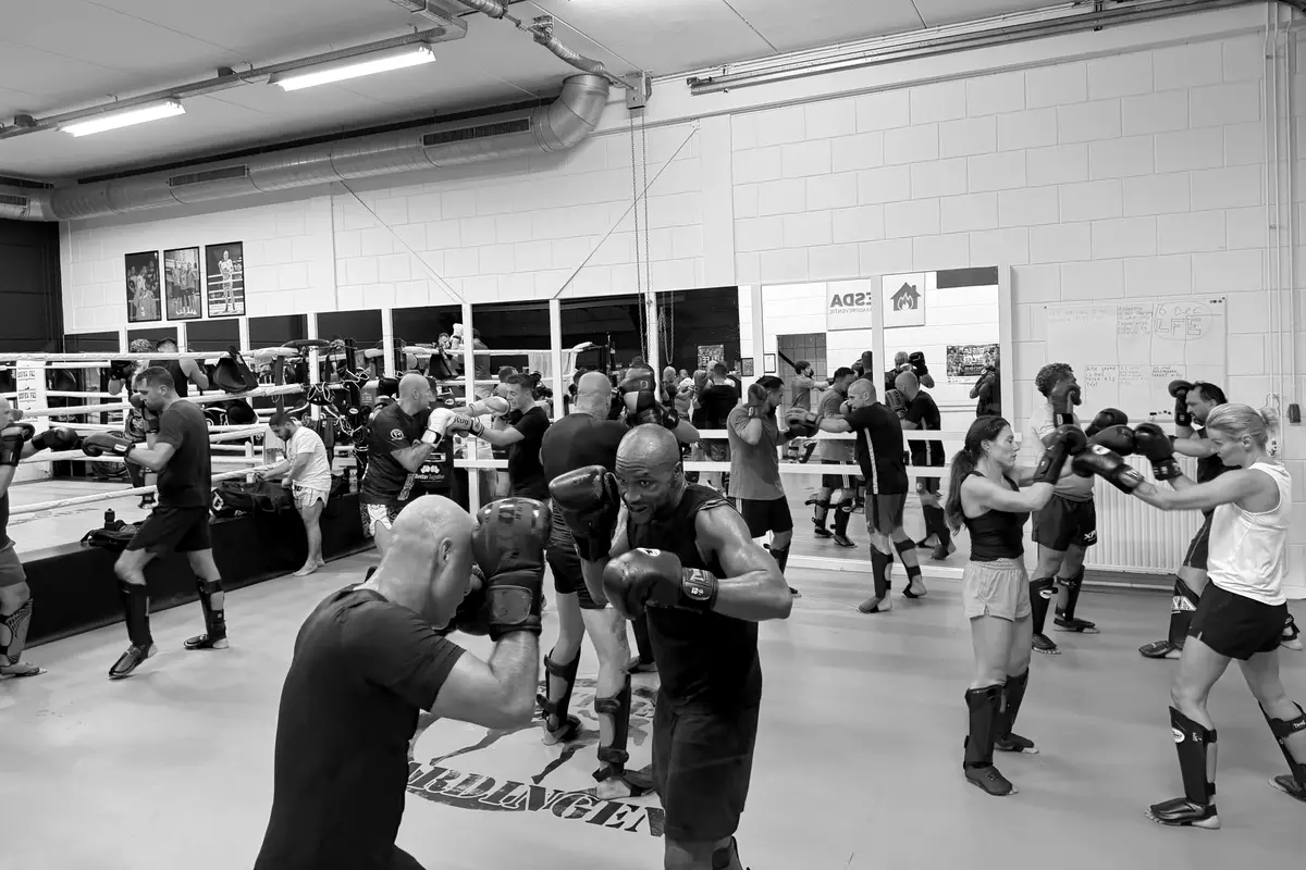 Groepsles kickboksen in de zaal van Fightteam Vlaardingen
