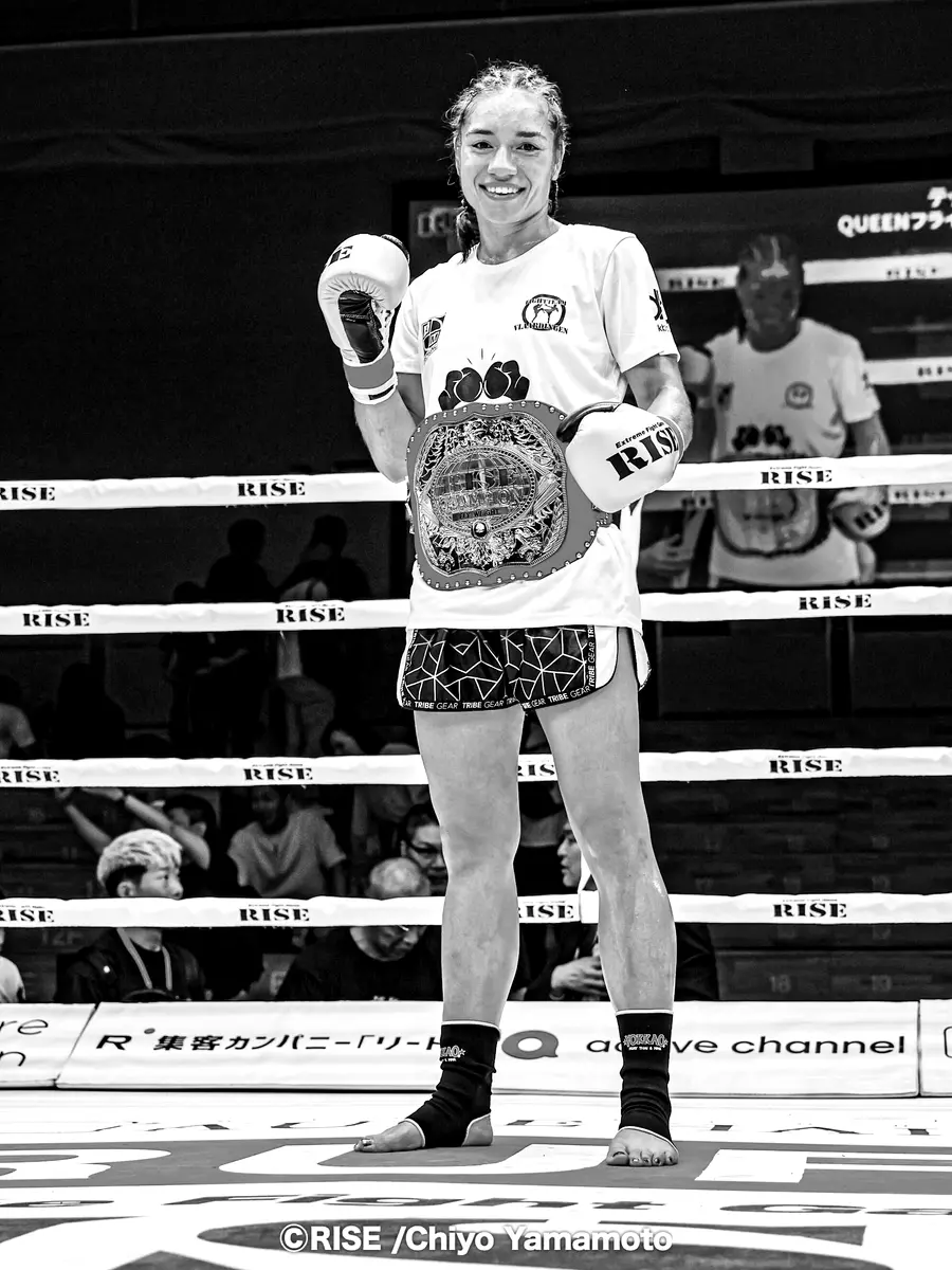 Vechtster van Fightteam Vlaardingen met een titelgordel in de ring van RISE