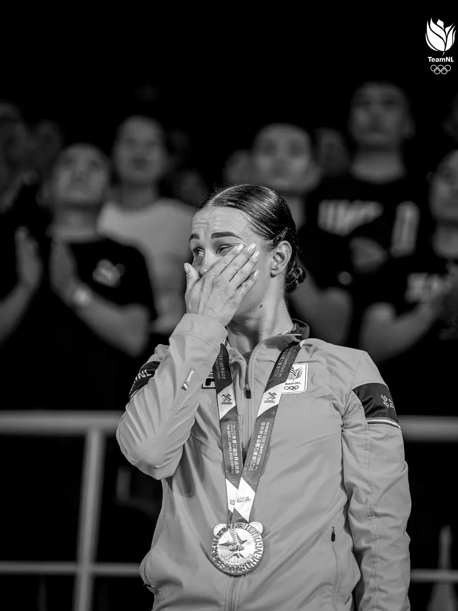 Vechtster van Fightteam Vlaardingen in het oranje van TeamNL, met een gouden medaille om