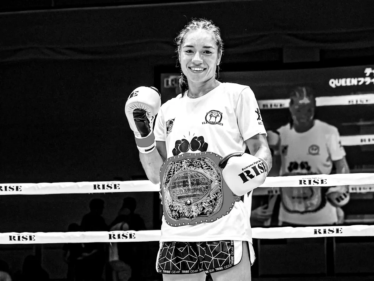 Vechtster van Fightteam Vlaardingen met een titelgordel in de ring van RISE