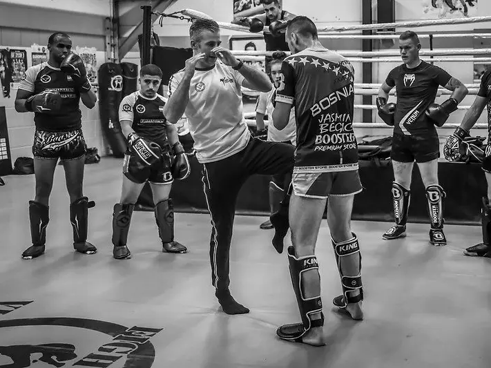 Groepsles cardio kickboksen in de gym van Fightteam Vlaardingen