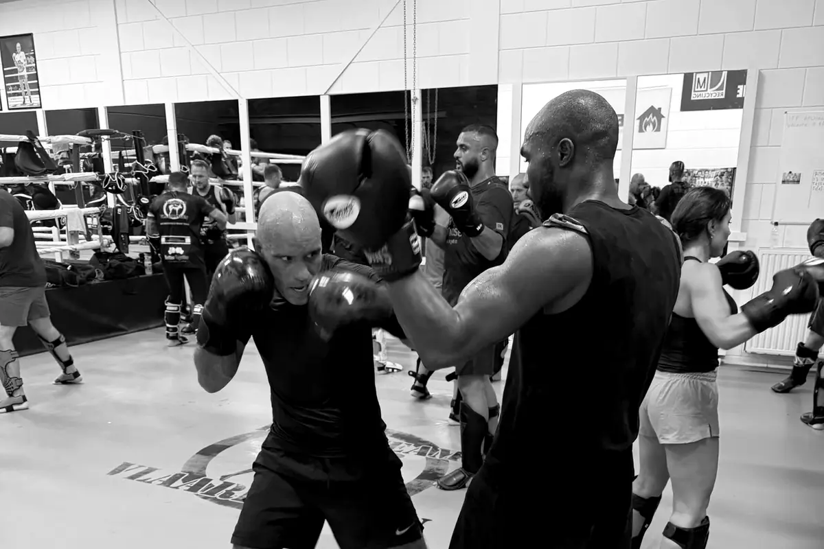 Padstraining tussen twee sporters in de zaal van Fightteam Vlaardingen